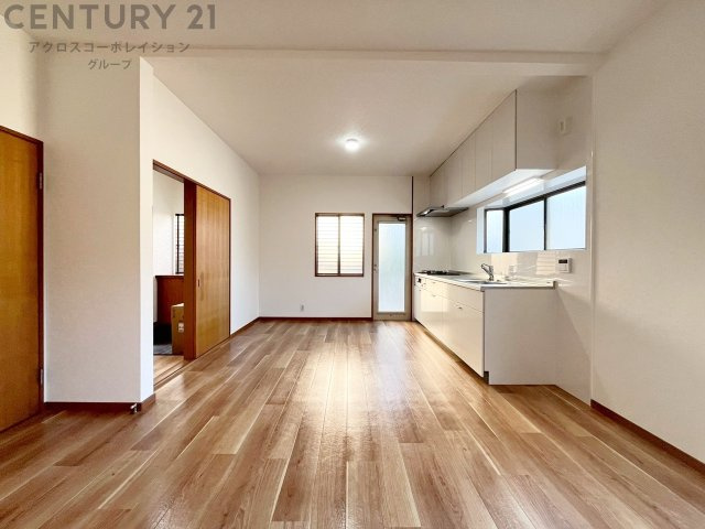 5DKの間取りで部屋数多く広々としております。角地に立地しており開放的で快適な住環境です。