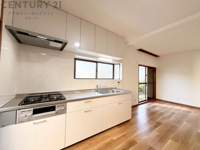 壁付けシステムキッチンはスペースの最大限の有効活用が可能で、動線がスムーズになり調理や準備が快適で効率的に行えます。収納スペースや吊り戸棚が設けられ、調理器具や食器類をスマートに収納できます。