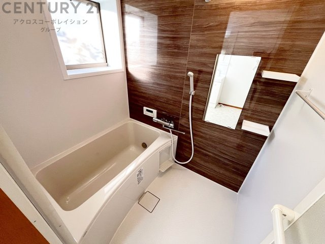 気密性と断熱性に優れ、外気の影響を受けにくく、浴室内の温度を一定に保ちやすいです。特に冬場は、暖房効率が高まり、快適なバスタイムを過ごせます。