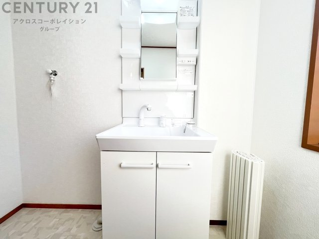 化粧品や洗顔料、歯ブラシなどの必需品をまとめて置ける収納スペースがあり、使用するたびに取り出す手間が省けます。また、水回りのため、濡れても大丈夫な素材が使用されており、お手入れが簡単です。