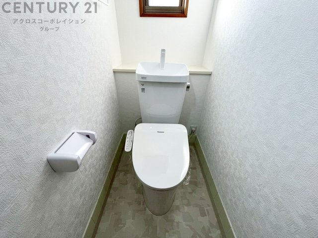 温水洗浄便座付トイレは温水洗浄機能により、暖かい水でおしりを洗浄することができ、冷たい水を使う従来の便座に比べ、温水洗浄機能で暖かいトイレを提供し、快適な使用を可能にします。