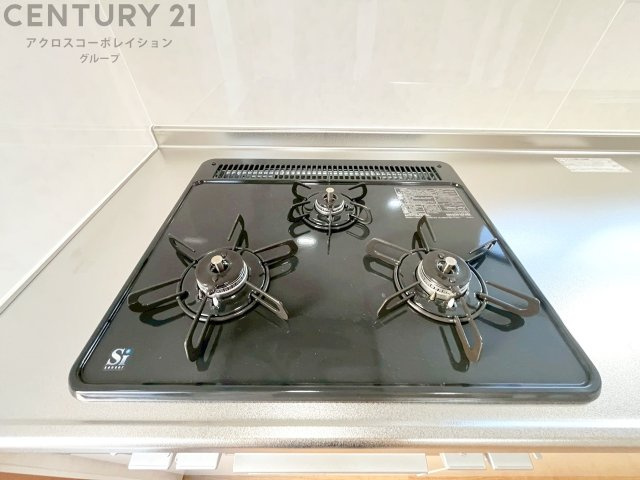 多数の調理器具を同時に使用でき、料理の効率化が可能。省エネで節約になり、様々な料理スタイルに適応できます。また、火力調整が独立しており、手入れや掃除もしやすく、今よりもっとお料理が楽しくなるかも。