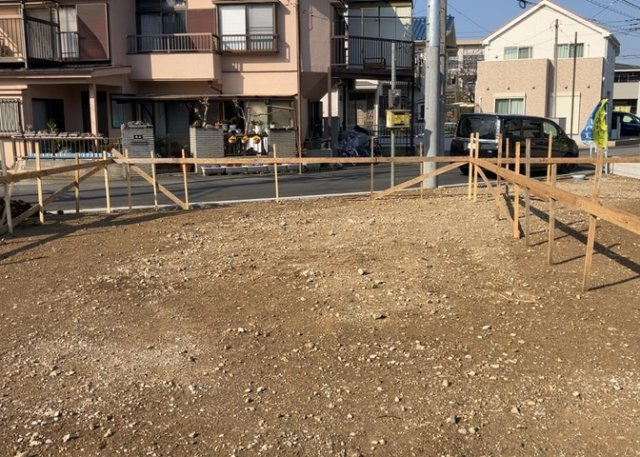 バルコニーは、室外の専用スペースのうち、「屋根がなく開放された空間」であるものを指します。ベランダより広いタイプのものが多く、日当たりもよいため家庭菜園などを楽しみたい人にとって適した環境となります。