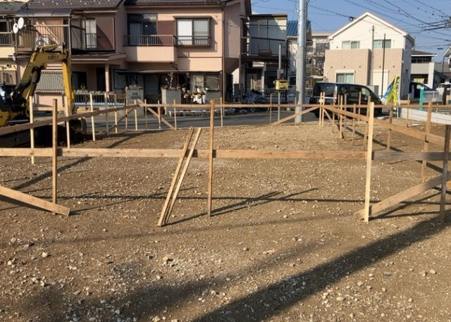 木造住宅とは土台、壁、柱など建築物の強度を支える構造体の材に木が使用されている構造を指します。構造体は建物の自重を支えるだけではなく風圧や水圧、積裁荷重などあらゆる衝撃に耐えるための基礎です。