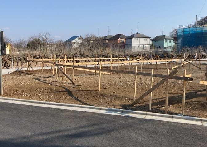 住宅用の土地では前面道路に2m以上接していなければならないと法律で定められています。しかし、お持ちの車のサイズやライフスタイルなどにより、2mでは利便が悪い場合もございますので、事前に確認しましょう。