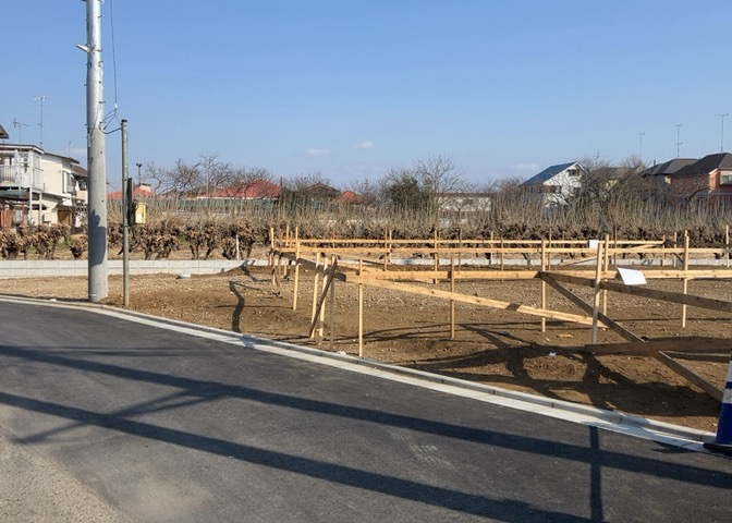 お持ちの車種によっては前面道路が広い方が便利でしょう。しかし、前面道路が広ければその分交通量が多くなるため、騒音などが気になる場合があります。実際に現地を見学し、周辺交通量や騒音などを確認しましょう！