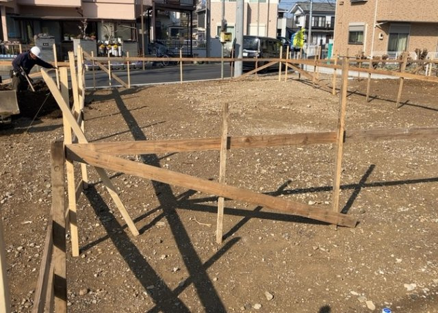 玄関は家の顔でもあり、家族以外の目にも止まる場所です。玄関は外との間を仕切る扉、靴などをしまっておく収納スペース、靴脱ぎのたたきスペース、来客とのやり取りをするドアホンなど複数のアイテムからなります。