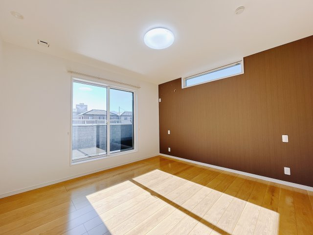 ■主寝室｜お洒落なアクセントカラーが入っているので、シックな雰囲気になっております。落ち着いた雰囲気で夜はよく眠れそうです♪
