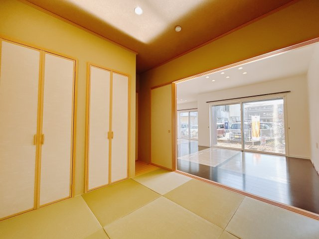 ■1階和室｜「続き間の和室」は子育て世代にこそ適しています。お子様のお昼寝スペースや、洗濯物をたたむのに便利です。客間やリビングの延長としても使えます。