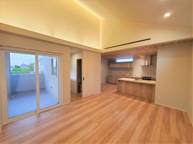 「土地だけではイメージしづらい方へ」　当社施工事例を参考に、建物プランもご提案可能です。　資金計画や間取りのご相談も承っております。　掲載の建物は当社施工例です。