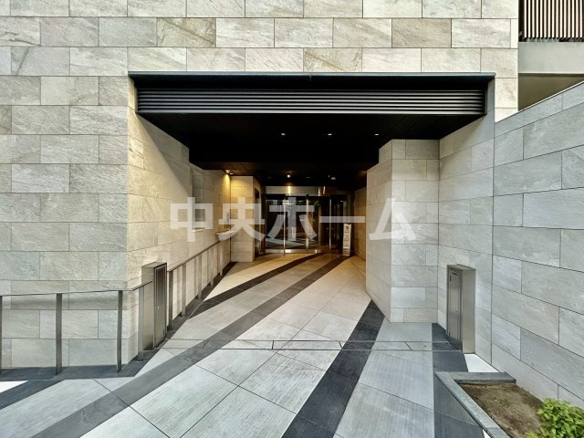 【エントランス】マンションのエントランスは、その物件の印象を決める、顔とも言える場所です。毎日通る場所ですからきれいなのが一番です。