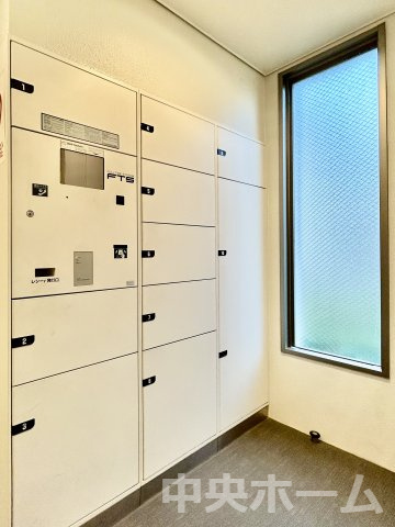 【宅配ボックス】在宅時・不在時に関わらず、居住者の代わりに非対面で宅配物を受け取ってくれる便利な設備です。わかりやすくご説明致しますので見学時にはお部屋だけではなく共用部分もぜひチェックしてください。