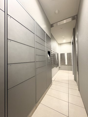 宅配ボックスがありますので仕事や外出中でも荷物を受け取れるため、再配達の手間が省けるのでとても便利です。
