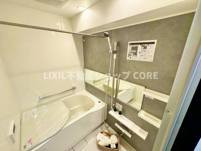 ゆったり入れる一坪バス。足を伸ばして入れるサイズは一日の疲れを癒すのに嬉しい広さですね。　