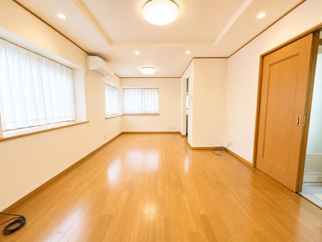 約14.5帖のLDKは、ご家族が自然と集まる開放的な空間です。大きな窓から光が差し込み、日中は照明がなくても快適に過ごせます。隣接する和室と一体利用することで、さらに広々とした空間として活用できます。