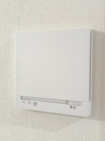 【床暖房パネル】　床暖房付きで、冬場も足元から暖かく過ごせます。