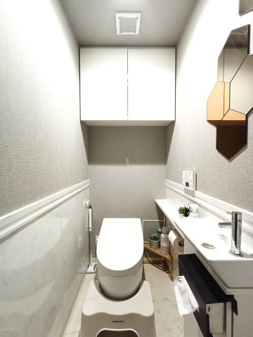 【トイレ】　毎日使う場所だからこそ、使い勝手を考慮しました。飽きのこない空間は質感豊かな仕上がりです。