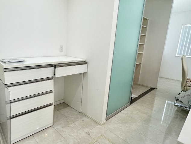 リビングの一角に設けられたデスクスペースは、在宅ワークやお子様の勉強に最適な落ち着いた空間です。収納力のある引き出し付きで、書類や文房具もスッキリ整理可能。すぐ隣には可動棚もあり、使い勝手良好です。