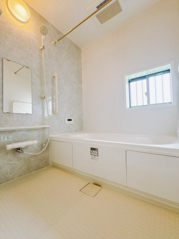 【 新築戸建 渋川市石原348番の浴室】