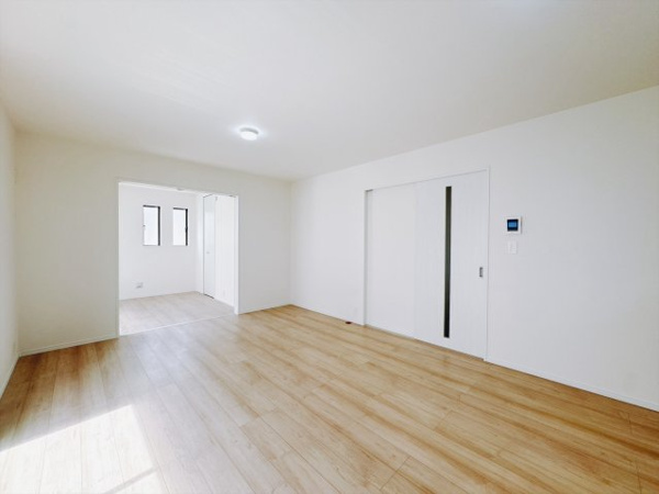 【 新築戸建 渋川市石原348番の居間】