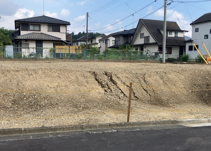 土地の形が極端に長細かったり、狭小地、あるいは道路との高低差がある傾斜地だった場合、後々売ろうとしても買い手がつかない場合もあります。後々、売却することになった時に価値の下がらない土地を選びましょう。