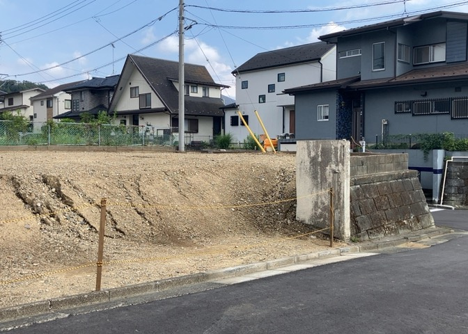 土地の面積＝住宅面積ではありません。建ぺい率の問題などで、土地のある場所によって住宅を建てられる面積は限られています。高さもしかり、「土地」という言葉の中には、建築条件も含まれると考えておきましょう。