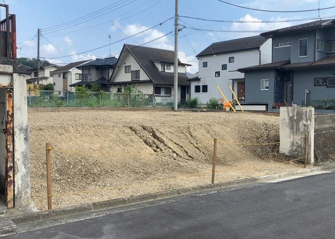 家を建てる場合、方位は要チェックです。現実的に日当たりのよい家ならばリビングは南側、建築基準法でも北側に当たる家への配慮は求められています。土地を見学に行く際は、方位磁針を持って行くようにしましょう。