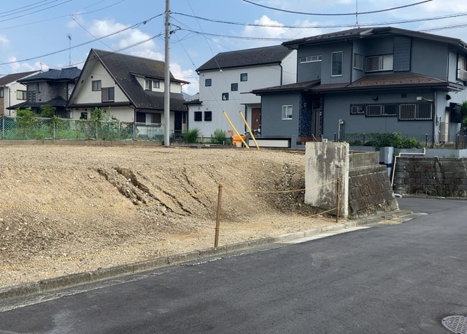 土地を買う際、住む地域の自治体や福祉の補助制度にも注目してみましょう。子供や老人の医療補助やゴミ出しのルールなど、自治体によってルールに大きな違いがあるため、暮らしやすい土地で判断するとよいでしょう。