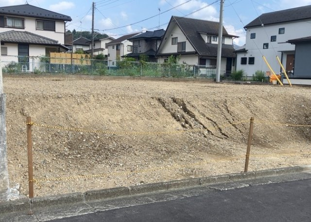 土地の前の道路に消火栓が設置されていることがあります。この場合、道路交通法第45条第1項により、駐車禁止の場所が指定されています。そのため、車庫などの駐車スペースをつくることができない場合があります。