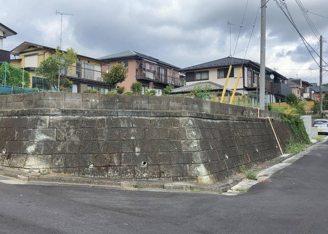 現地に行くなら、物件の周囲の地形がどうなっているかを見ることも大切です。周辺より低くなっている土地では、大雨などで水が集まりやすいため、地盤が弱くなっているということも考えられるため、注意が必要です。