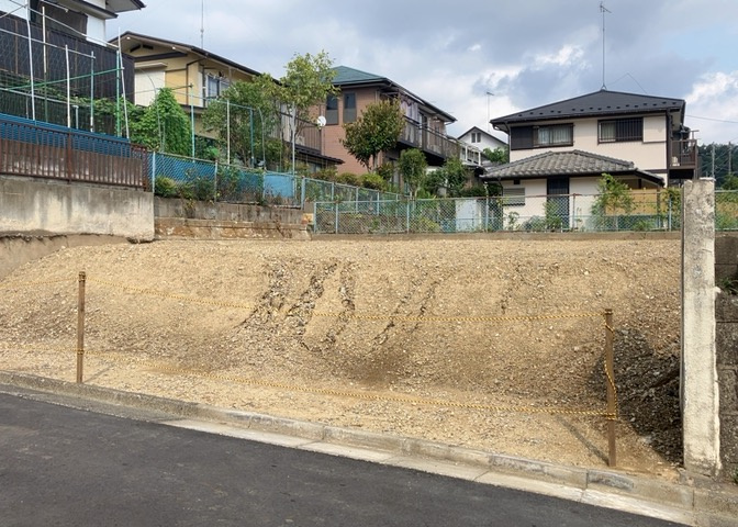 土地購入を検討されている場合、境界杭がない状態で購入してしまうと境界確定測量をする必要があり、費用がかかります。購入の前に、売主、隣土地所有者立ち合いのもと境界を確定し境界杭を設置するのがベストです。