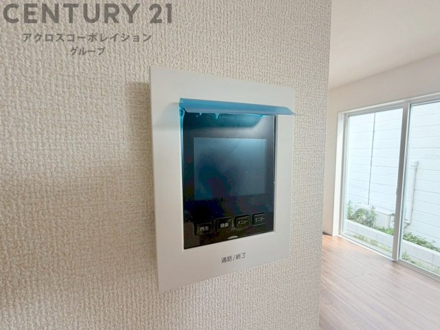 訪問者が来たときにテレビ画面で確認できるため、安心してドアを開けられます。録画機能があるものもあり、留守中に来訪者を記録しておくことができます。利便性が高く、セキュリティ面でも安心です。　