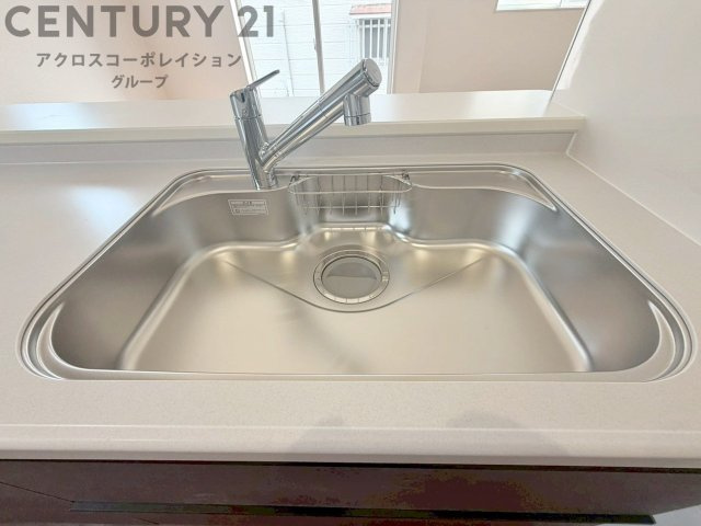 大きなシンクでお鍋などの大きな調理器具を洗う際にも便利です。　