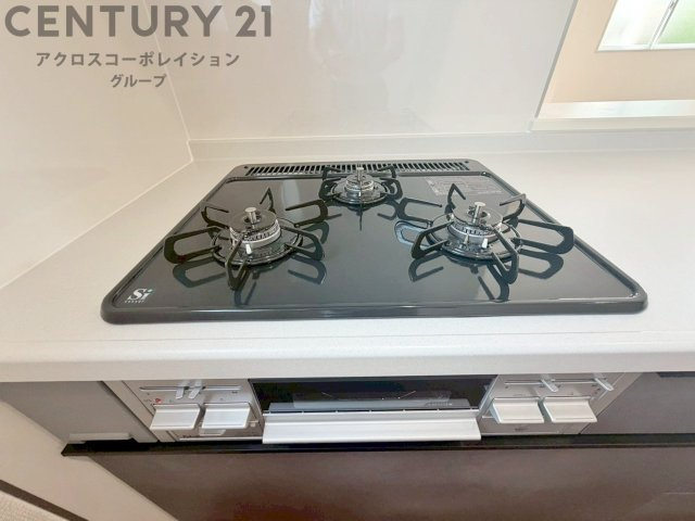 多数の調理器具を同時に使用でき、料理の効率化が可能。省エネで節約になり、様々な料理スタイルに適応できます。また、火力調整が独立しており、手入れや掃除もしやすく、今よりもっとお料理が楽しくなるかも。　