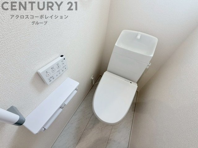 温水洗浄便座付トイレは温水洗浄機能により、暖かい水でおしりを洗浄することができ、冷たい水を使う従来の便座に比べ、温水洗浄機能で暖かいトイレを提供し、快適な使用を可能にします。　