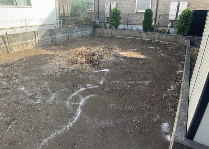 家を建てる場合、方位は要チェックです。現実的に日当たりのよい家ならばリビングは南側、建築基準法でも北側に当たる家への配慮は求められています。土地を見学に行く際は、方位磁針を持って行くようにしましょう。
