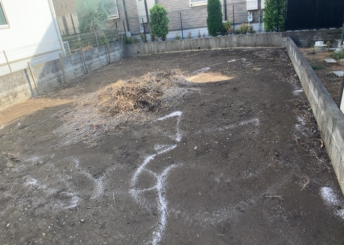 土地の前の道路に消火栓が設置されていることがあります。この場合、道路交通法第45条第1項により、駐車禁止の場所が指定されています。そのため、車庫などの駐車スペースをつくることができない場合があります。