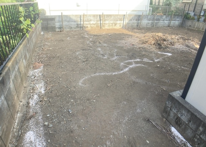 現地に行くなら、物件の周囲の地形がどうなっているかを見ることも大切です。周辺より低くなっている土地では、大雨などで水が集まりやすいため、地盤が弱くなっているということも考えられるため、注意が必要です。
