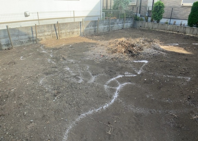 土地購入を検討されている場合、境界杭がない状態で購入してしまうと境界確定測量をする必要があり、費用がかかります。購入の前に、売主、隣土地所有者立ち合いのもと境界を確定し境界杭を設置するのがベストです。