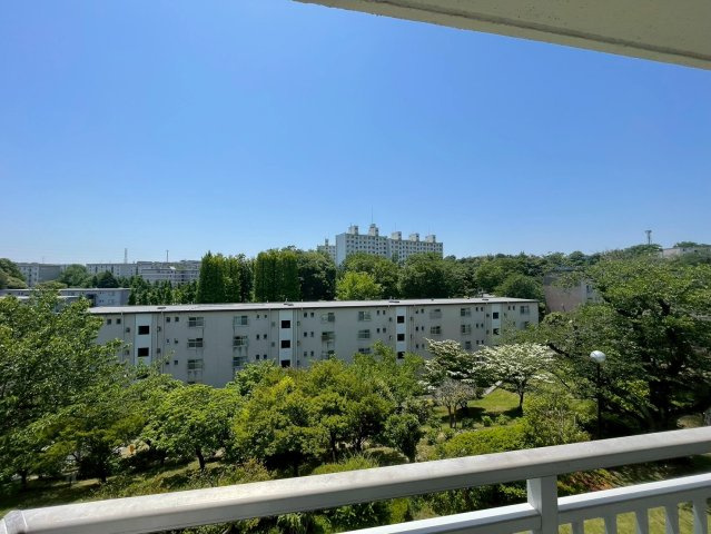 前面の棟とは十分な距離があり圧迫感なし！周囲を豊かな緑が囲む、自然に恵まれた穏やかな住環境です。