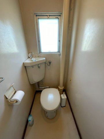 背面に窓があり換気や採光に便利なトイレ！いつでも空気が入れ替えられて気持ちよく使えます。