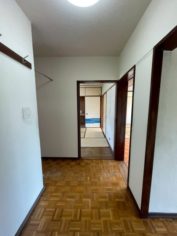 玄関前を中心に各お部屋への動線が集まった効率的な間取り！移動がスムーズで生活しやすい設計です。