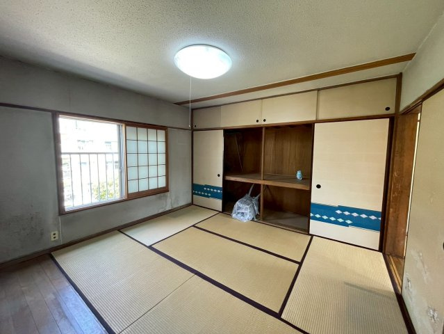 壁面いっぱいに大容量の収納を完備した和室！板の間付きで広さにゆとりがあり、落ち着いて過ごせます。