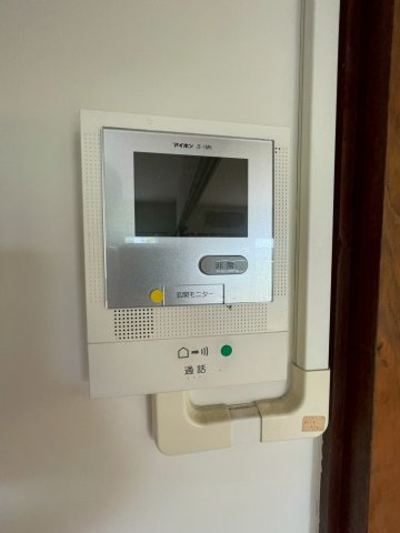来客の顔が見えて安心のモニター付きインターホン！防犯性が高く、一人暮らしや留守番中でも安心です。