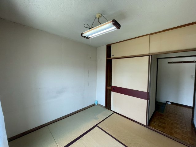 押入とさらに幅広な天袋付き！布団や衣類もスッキリ収まります。