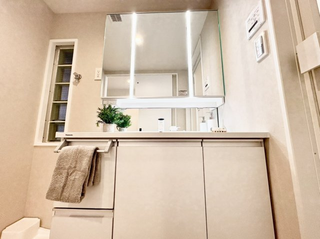 3面鏡化粧台となっており、嬉しいタッチレス水栓仕様となっております。