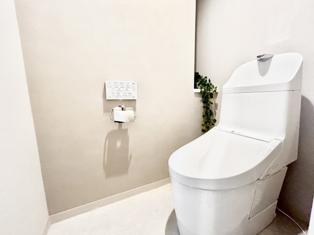 温水洗浄便座付フルオート機能トイレとなっております。
