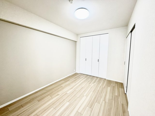 約5.5帖の洋室です。