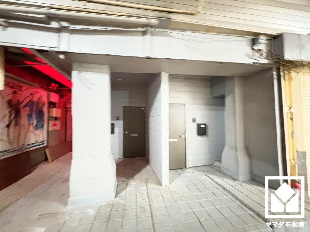アーケード付き商店街の中の住宅ですが、居住用途のためアーケード使用料は発生しておりません。