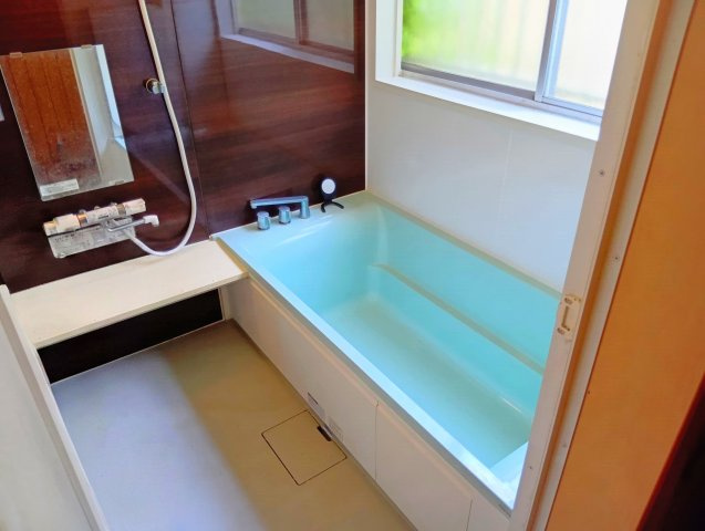 リフォームされて綺麗なお風呂です。備え付けの台があるのでシャンプーを置いたり出来て便利です。